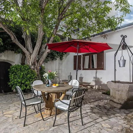 Vakantiehuis Lovely By The Sea - Happy Selce